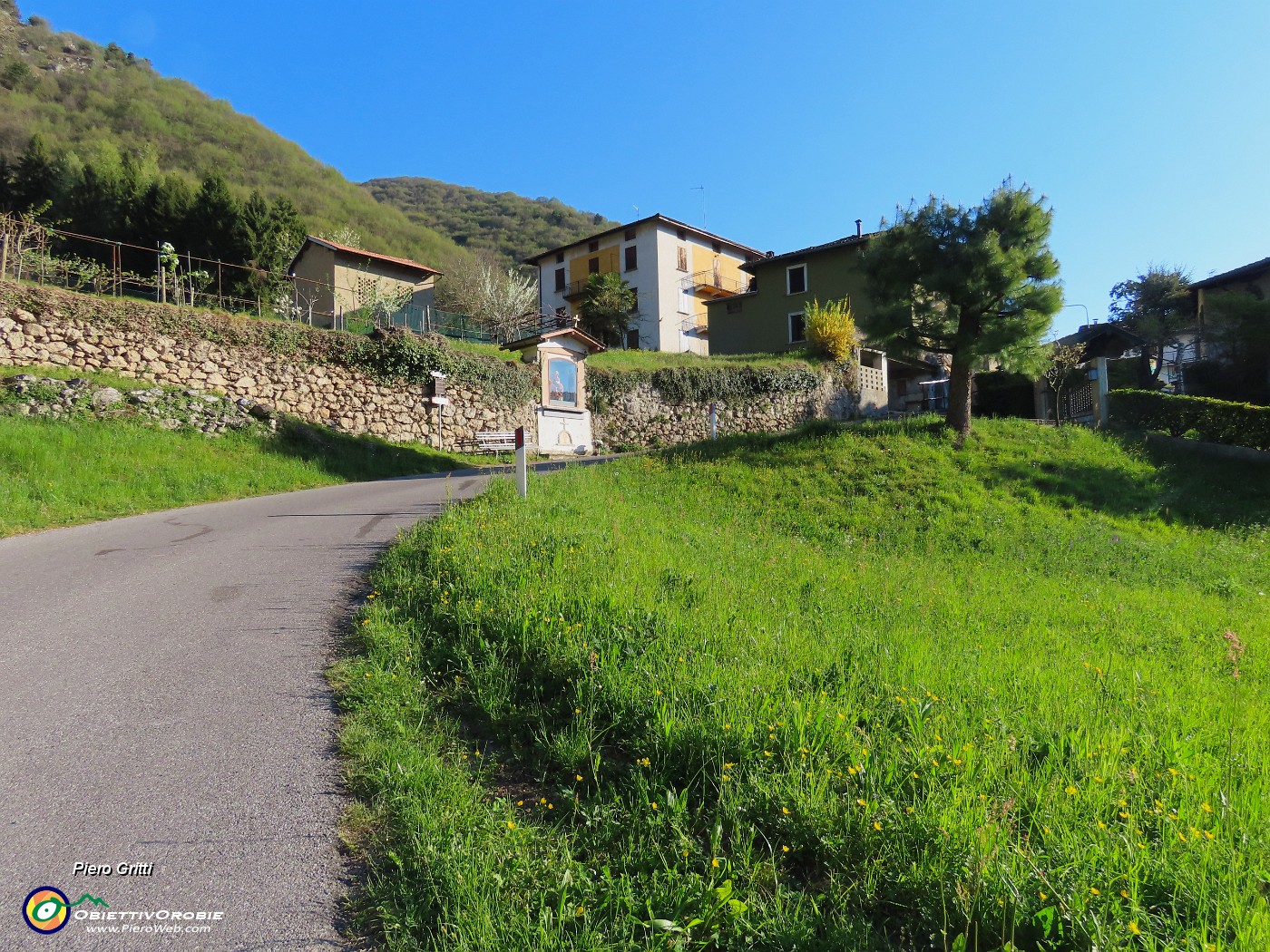 04 Raggiunta Pregaroldi (600 m) frazione di Bracca.JPG